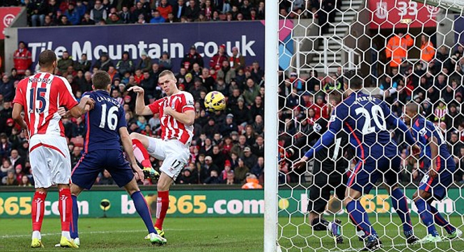 Stoke City 1-1 Man Utd: Quỷ đỏ 'chết hụt' tại Britania!