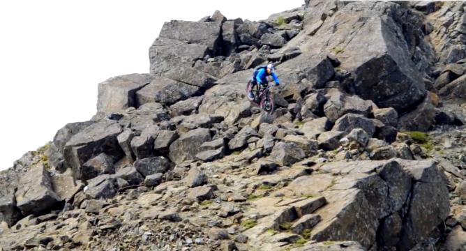 VIDEO: Màn đi xe đạp vượt núi đầy hiểm trở của tay tái người Scotland