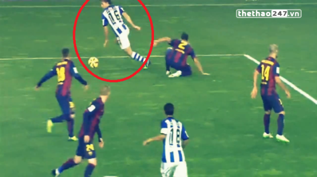 VIDEO: Hậu vệ của Barcelona bị cầu thủ Real Sociedad biến thành gã hề