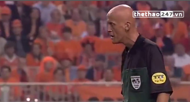 VIDEO: Tình huống xử lý mẫu mực của trọng tài huyền thoại Pierluigi Collina