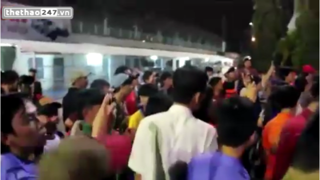 VIDEO: Các cầu thủ HAGL bị các fan vây kín dù thua trận