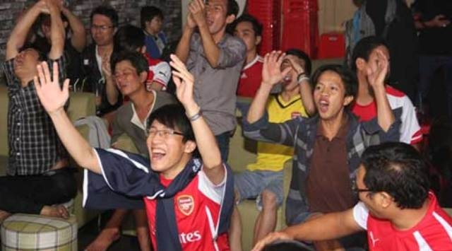 VIDEO: Fan Arsenal hò reo cuồng nhiệt với chiến thắng của đội nhà
