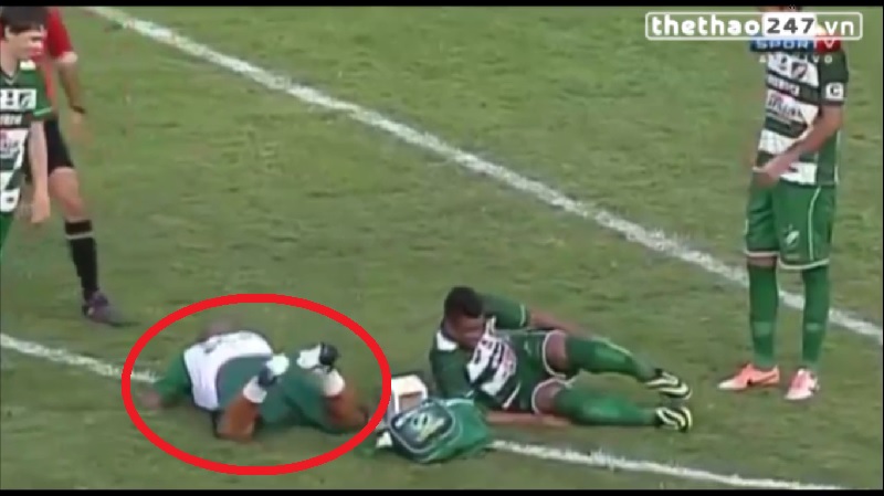 Video hài hước: Bác sĩ ngã sấp mặt khi vào sơ cứu cầu thủ
