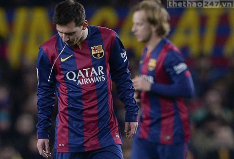 Lionel Messi lại nôn khan trên sân