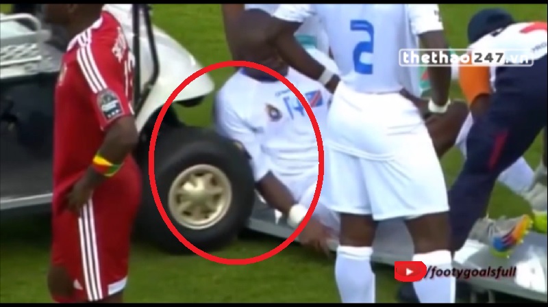 VIDEO: Xe cứu thương húc thẳng vào cầu thủ đang bị thương trên sân