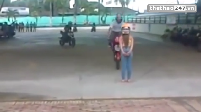 VIDEO: Cái kết đắng lòng của màn bốc đuôi moto hôn gái