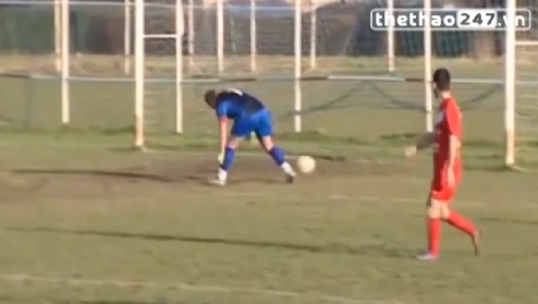 VIDEO: Pha phản lưới tồi tệ nhất của 1 thủ môn