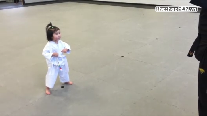 VIDEO: Bất ngờ với bài tập của nữ võ sỹ taekwondo 3 tuổi