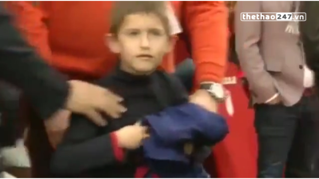 VIDEO: Fan nhí trốn ông xuống sân để gặp và xin áo của thần tượng Suarez