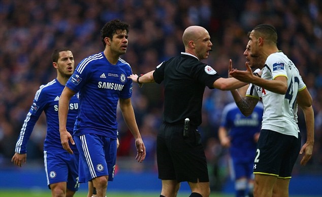 VIDEO: Diego Costa liên tục giở ''thói côn đồ'' trong trận gặp Tottenham
