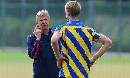 HLV Arsene Wenger cảnh báo Mertesacker