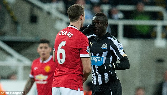 VIDEO: Nghi án Johny Evans cố nhổ vào mặt của Papiss Cisse