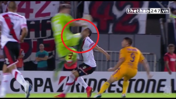 VIDEO: Cầu thủ nằm cáng rời sân sau pha va chạm kinh hoàng với đồng đội