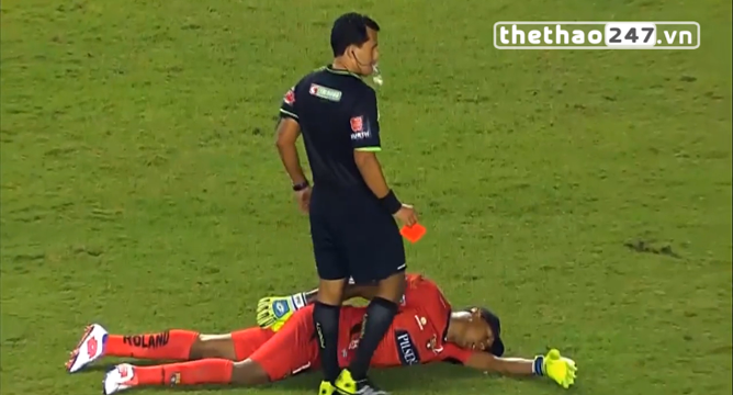 VIDEO: Vào bóng thô bạo, thủ môn giả vờ bất tỉnh để tránh thẻ đỏ
