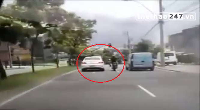 VIDEO: Biker đạp nhau với ô tô và cái kết 'đắng lòng'