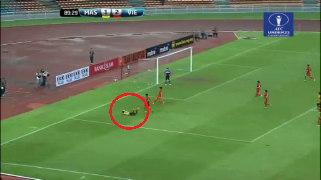 VIDEO: Cầu thủ U23 Malaysia ăn vạ để kiếm pen bất thành