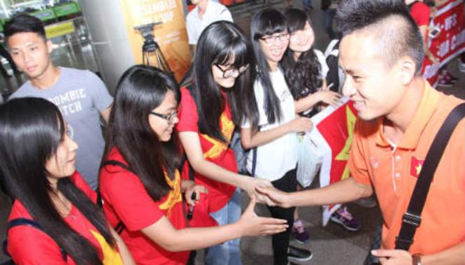 VIDEO: Fan hâm mộ cuồng nhiệt chào đón U23 Việt Nam ở sân bay