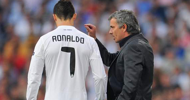 Gạt mâu thuẫn, Mourinho chọn CR7 vào 'Dream Team' của mình