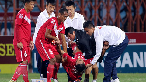 Giải Hạng Nhất QG 2015: Cầu thủ Đắk Lắk ngất xỉu ngay trên sân