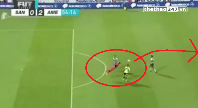 VIDEO: Thủ môn bay người như Neuer phá bóng kiến tạo cho đối phương ghi bàn
