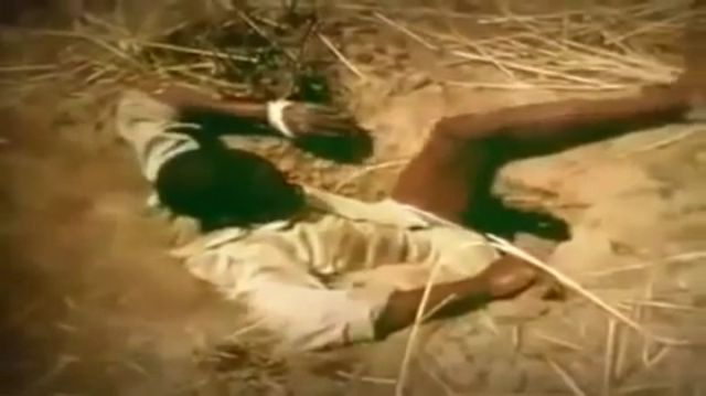 VIDEO: Sốc với cách dùng chân làm mồi nhử câu trăn của dân châu Phi