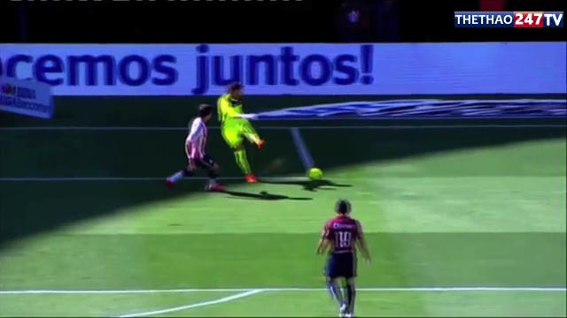 VIDEO: Thủ môn trả giá bằng bàn thua vì... phát bóng hụt