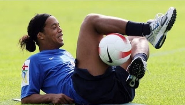 VIDEO: Ronaldinho phô diễn kỹ thuật thượng thừa trong lúc tập luyện