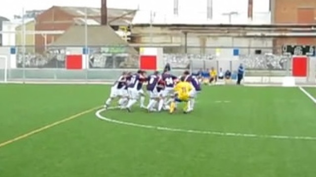 VIDEO: Chiến thuật giữ bóng có 1 không 2 của các cầu thủ trẻ ở Đức