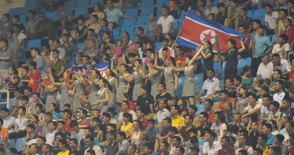 CĐV Triều Tiên khiến khán giả Việt Nam nể phục