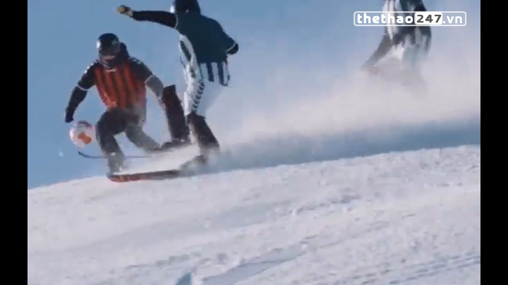 VIDEO: Khi bóng đá kết hợp với trượt tuyết
