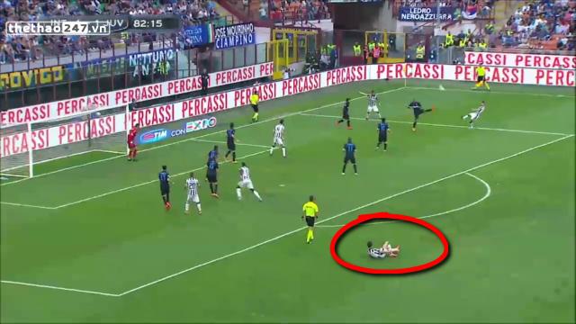 VIDEO: Tuyệt chiêu giả vờ ăn vạ rồi ghi bàn của Alvaro Morata