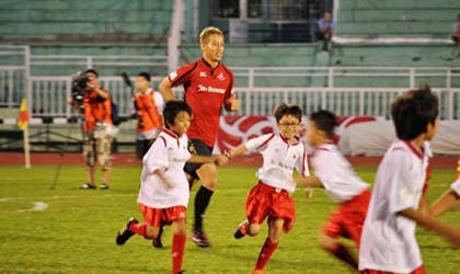 Keisuke Honda truyền ước mơ chơi bóng cho trẻ em Việt – Nhật