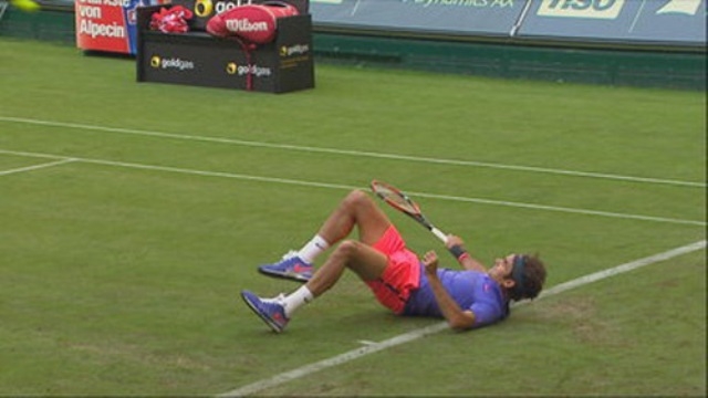 VIDEO: Bị ngã sõng soài Federer vẫn đưa được bóng sang sân đối phương