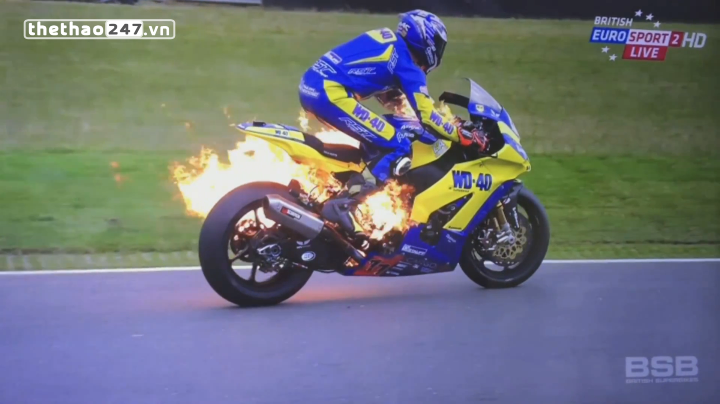 VIDEO: Xe đua bất ngờ bốc cháy tại giải đua xe BSB Snetterton
