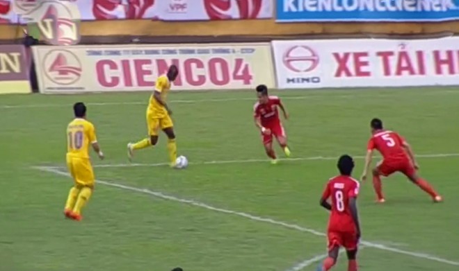 Quang Tình sút 11m kiểu panenka, SLNA vẫn thua Bình Dương