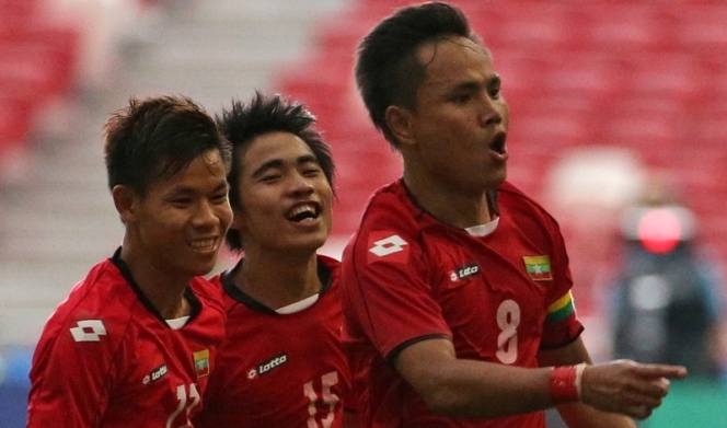 VIDEO: Tuyệt phẩm ghi bàn từ giữa sân của sao U23 Myanmar