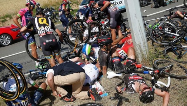 VIDEO: Tai nạn liên hoàn ở giải đua xe đạp vòng quanh nước Pháp