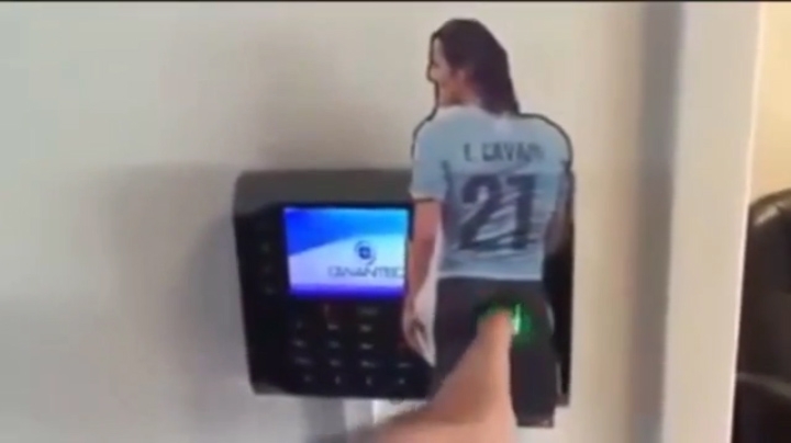 VIDEO: Bật cười với máy chấm công hình Cavani của người Chile