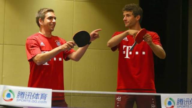 VIDEO: Sao Bayern trổ tài đánh bóng bàn trong chuyến du đấu Trung Quốc