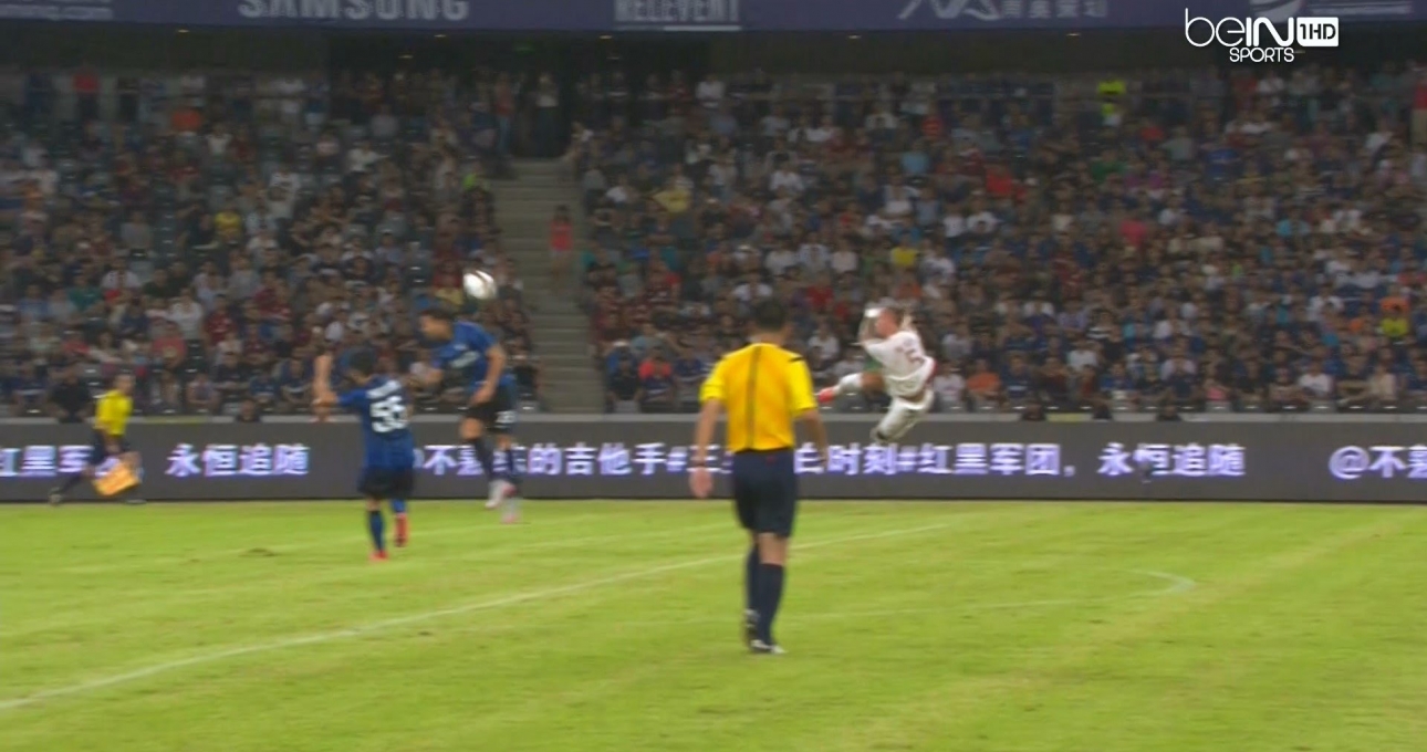 VIDEO: Siêu phẩm volley ngoài vòng cấm của Philippe Mexes vào lưới Inter
