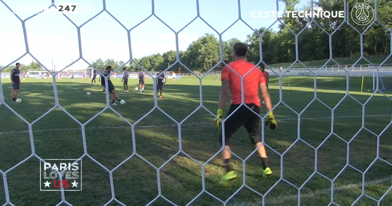 VIDEO: Ibrahimovic trổ tài đá penalty theo phong cách panenka và rabona
