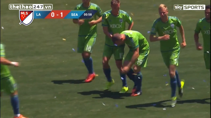 VIDEO: Cầu thủ bị rách gân kheo vì... ăn mừng bàn thắng