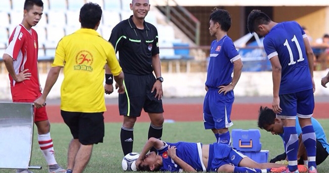 Tiền vệ U19 Lào đá vào bắp chân khiến Thanh Hậu chấn thương