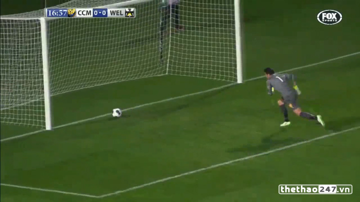 VIDEO: Pha bóng ngớ ngẩn của thủ môn và màn chuộc lỗi bất thành