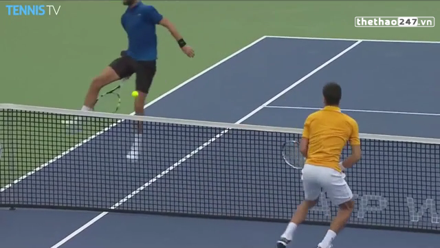 VIDEO: Cú tweener đẳng cấp của đối thủ khiến Djokovic ngỡ ngàng