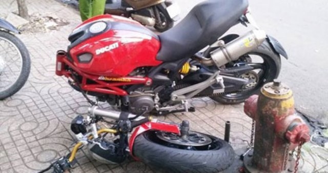 Hi hữu: Quái thú Ducati Monster 795 bị đâm gãy cổ bởi Yamaha Exciter