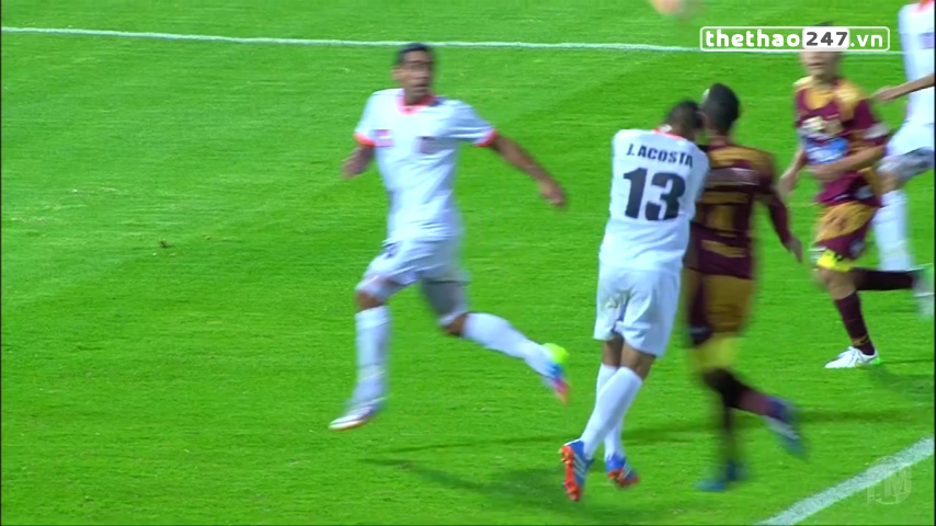 VIDEO: Va chạm kinh hoàng khiến 2 cầu thủ nằm sân