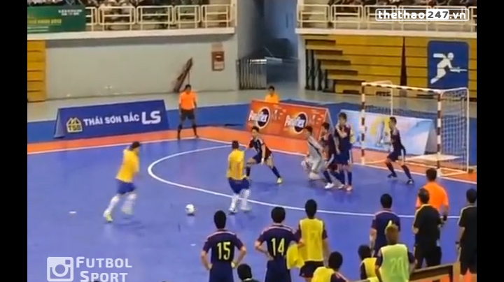 VIDEO: Pha phối hợp đá phạt thành bàn đẳng cấp trên sân futsal