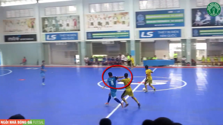 VIDEO: Cầu thủ vừa ăn đòn của đối phương, vừa dính đòn của nhân viên y tế