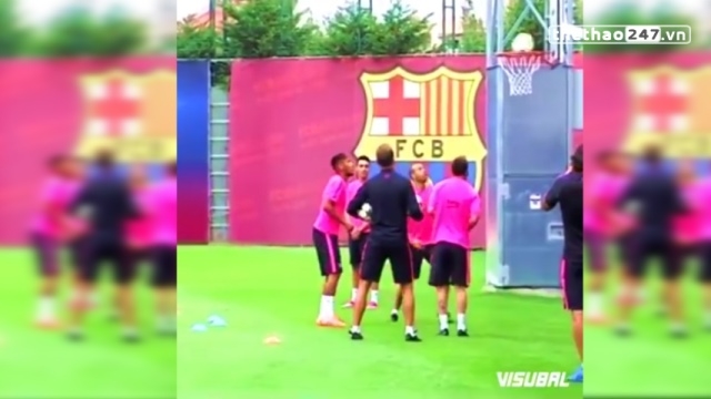 VIDEO: Messi và Neymar trổ tài chơi bóng rổ bằng đầu